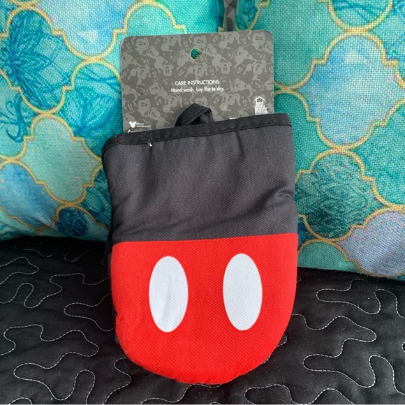Disney Mickey Mouse Oven Mitts NEW - Picture 2 of 8